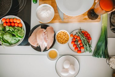 Et, soğan, domates, lahana masada yatıyor. en üstteki görünüm.