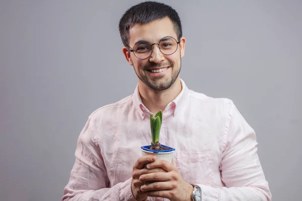 Un hombre alegre va a presentar una flor para su colega — Foto de Stock