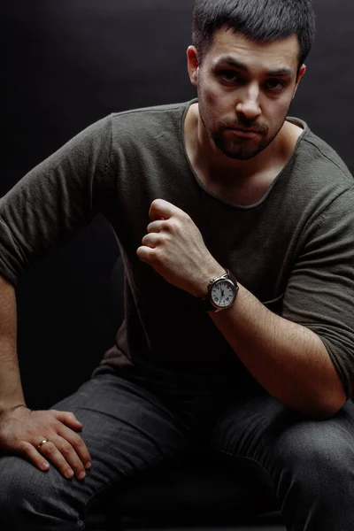 Un joven guapo hipster con elegante sudadera gris — Foto de Stock