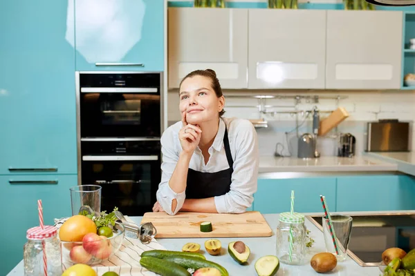 Alegre hermosa chica que componen una nueva receta de plato — Foto de Stock