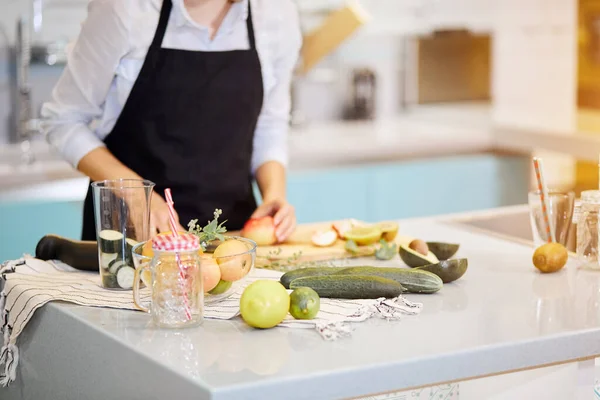 Frutas y verduras frescas en la mesa de la cocina — Foto de Stock