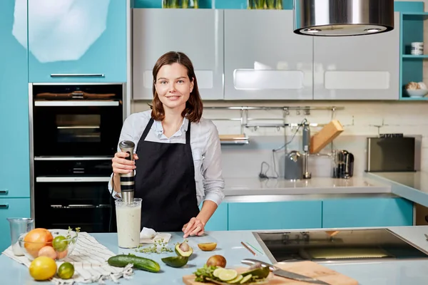 Attraktives Weibchen verwendet Mixer, um einen Milchshake zu machen — Stockfoto