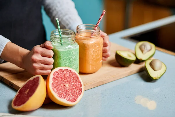 Deux jus préparés à partir de fruits frais — Photo