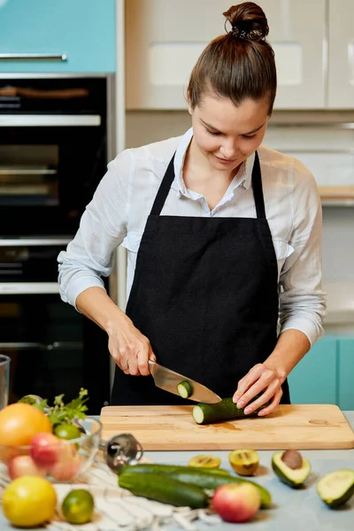 Young ambitious beautiful woman is learning to prepare tasty food — Stock Photo, Image