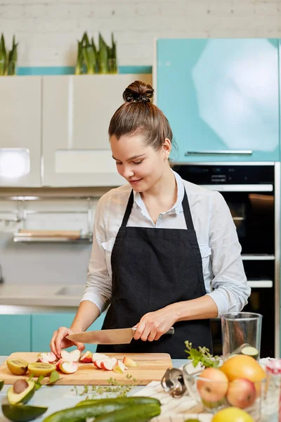 Young attractive woman sharing apples into equal parts — Stock Photo, Image