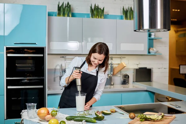 Schöne talentierte Mädchen bereitet Cocktail in der Küche mit modernem Interieur — Stockfoto