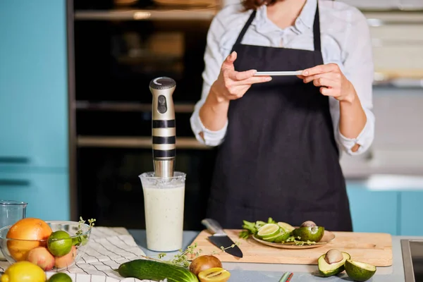 Femme prenant des photos dans la cuisine — Photo