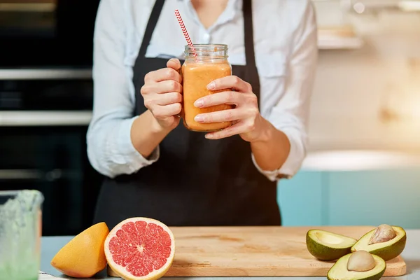 Morgon med apelsinjuice. närbild beskärda foto — Stockfoto