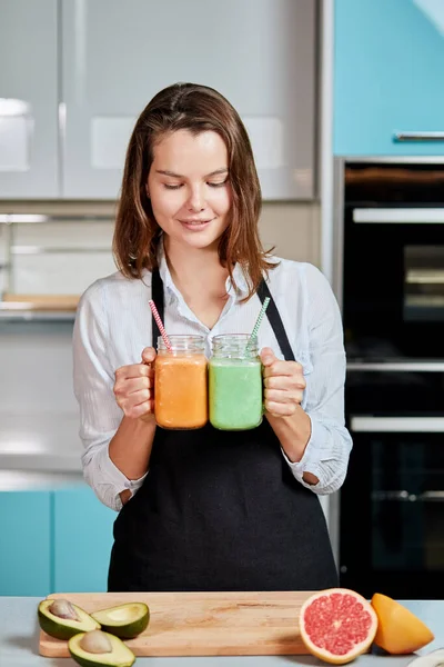 Fantastisk tjej tittar på glasögonen med smoothie — Stockfoto