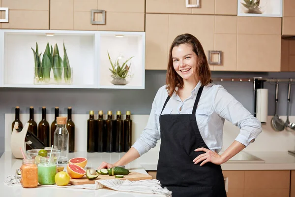 Junge kreative Frau ist glücklich, weil sie einen fantastischen Smoothie zubereitet hat — Stockfoto