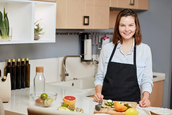 Alegre chica atractiva teniendo un descanso mientras se prepara el plato —  Fotos de Stock