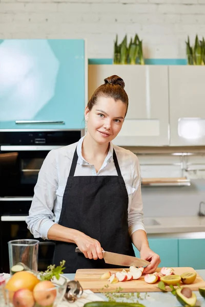 Young pretty woman is going to make apple juice — Stock Photo, Image
