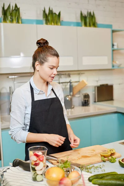 Awesome girl is trying to remember the recipe of pie — Stock Photo, Image