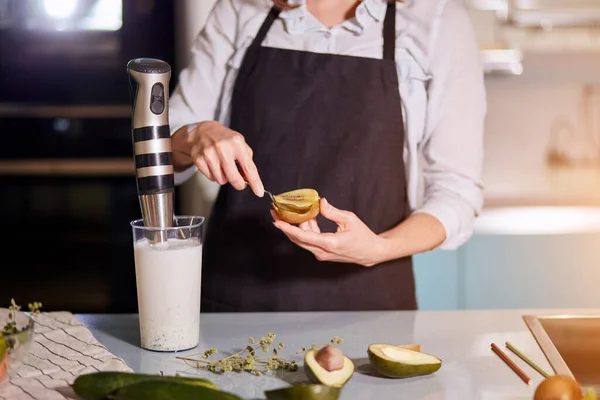 Chef va ajouter kiwi dans le milkshake — Photo