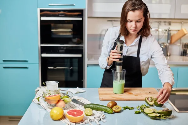 Hardwerkende huisvrouw doet haar taken over het huis — Stockfoto