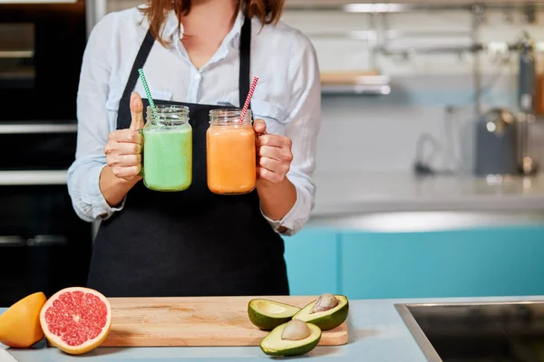 Oranje en groene cocktails voor fitte mensen — Stockfoto