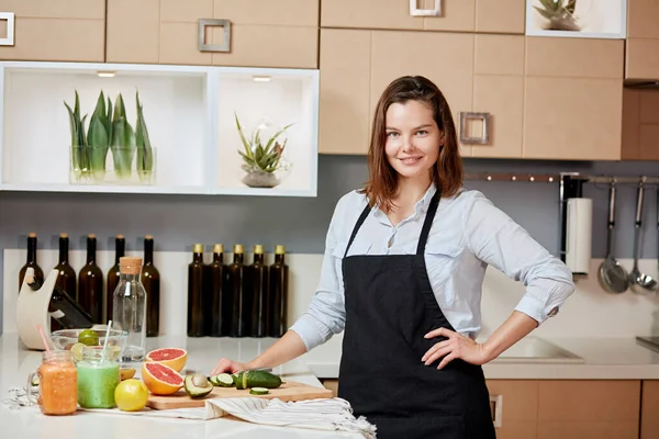 Confiante jolie chef féminine a terminé son travail — Photo