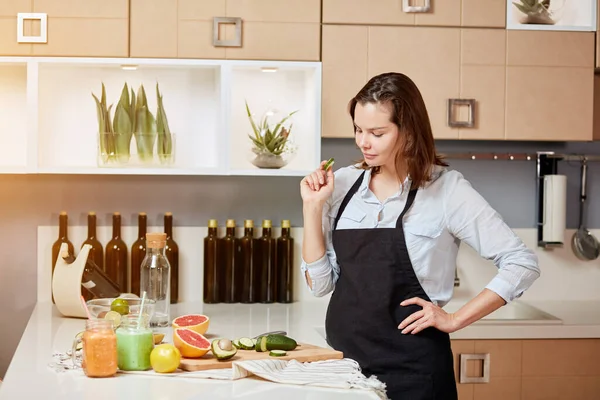 Nachdenkliches geiles Mädchen, das über etwas nachdenkt, während es am Tisch steht — Stockfoto