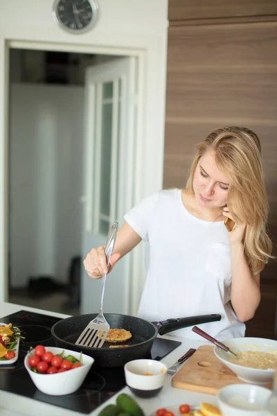 Primer plano retrato de las mujeres ocupadas con teléfono inteligente en la cocina — Foto de Stock