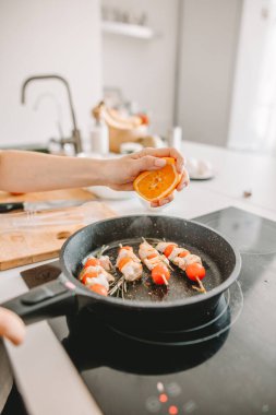 Şenlik masası için kanepe. Dekoratif yemek.