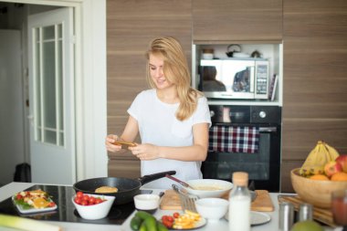 Genç sarışın dişi lezzetli çörekleriyle övünüyor..