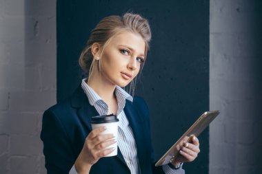 Sabah büroda bir fincan çayla