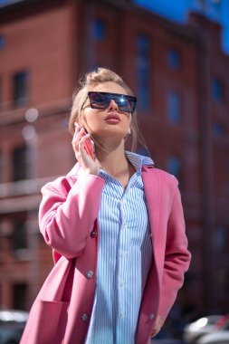 Müşterilerle konuşan çekici bir iş kadını.