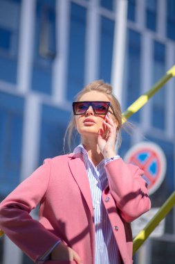 Şirketin önünde bayan lider.