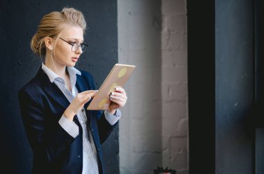 Tabletle çalışan deneyimli CEO