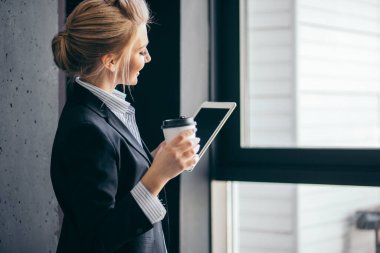 Kahve içen sevimli bayan patronun arka plan portresini kapat.