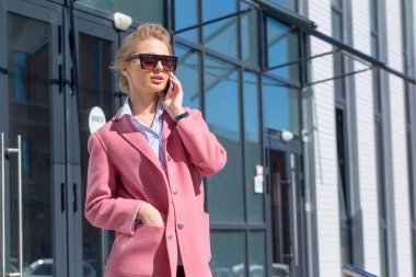 şık genç kız moda pembe palto