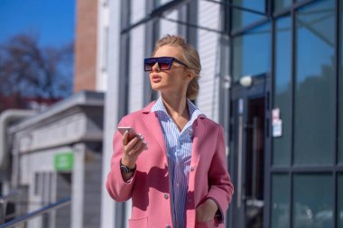 Havalı giyinmiş seksi, genç bir bayan. sonbahar biçimi