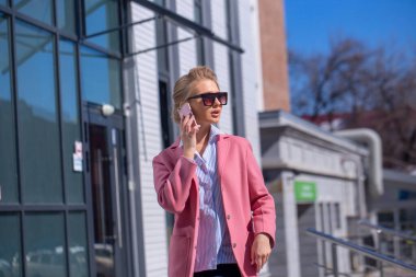 Cep telefonlu büyüleyici kadın.