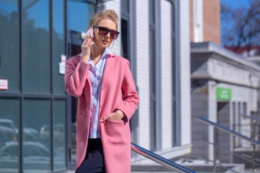 Hoş görünümlü düşünceli bir model.