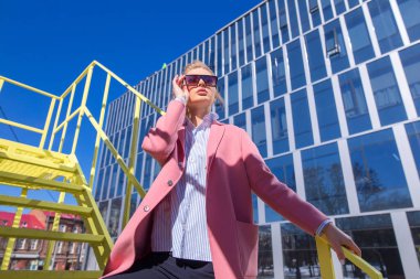 Harika kız merdivenlerden iniyor.