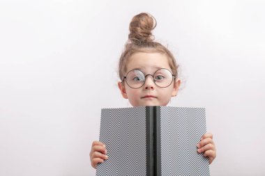 Duygusal kız korkunç bir kitap okumuş.