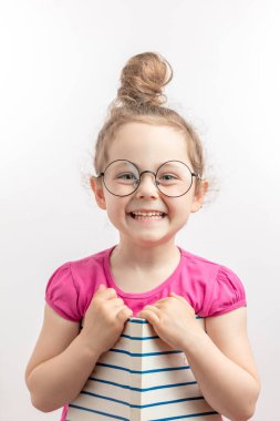 Gülümseyen kızıl kız bir kitapla eğleniyor.