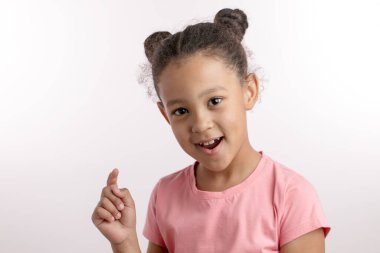 Parmağını gösteren tüylü tatlı bir kız.