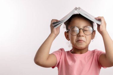 # Kapalı gözlü çılgın kız # # Kafasına kitap koyuyor #