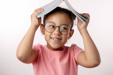 Lauging Kid elinde bir kitap tutuyor.