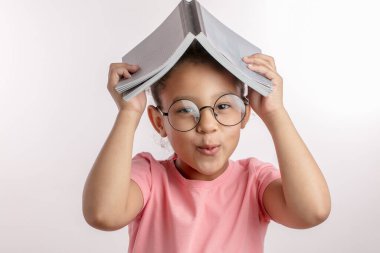 Güzel Afro çocuk kitap okumaktan yorulmuş.