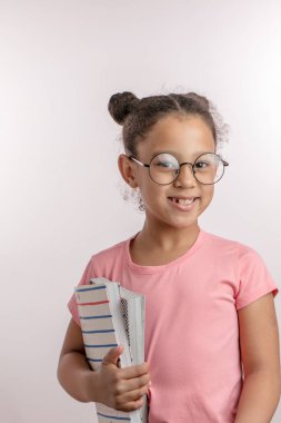 Güzel Afrikalı kız derslere katılıyor.