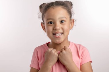 Heyecanlı kız doğum gününde sürpriz bekliyor.