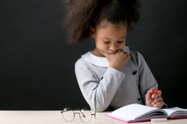 Harika öğrenci derslerine yoğunlaşır.