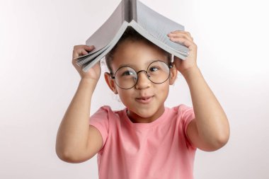 Neşeli güzel kız kendini not defteriyle eğlendiriyor.