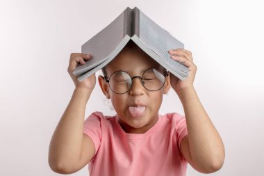 Komik suratlı çılgın küçük kız.