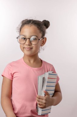 Ders, bilgi kavramı. şık pembe elbiseli zeki bir öğrenci.
