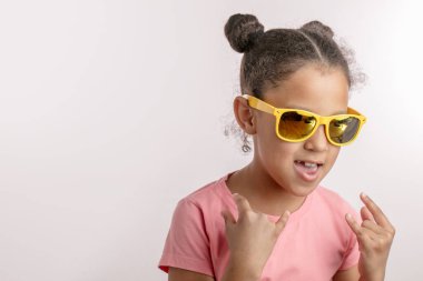 Harika kız rock müziğe deli oluyor.