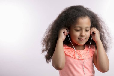 Melez harika çocuk müzik dinliyor.