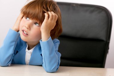 Rüyasında kızıl bir çocuk kafasını tutuyor ve bir şeyler düşünüyor.